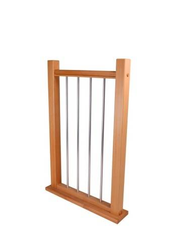 Houten balustrade met verticale aluminium spijlen