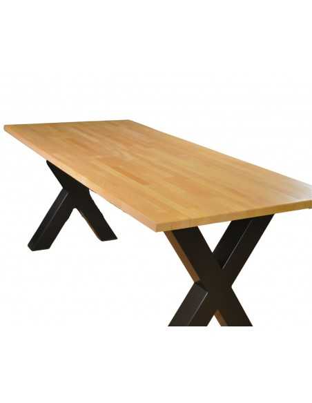 Holztisch mit X-förmigen Metallbeinen