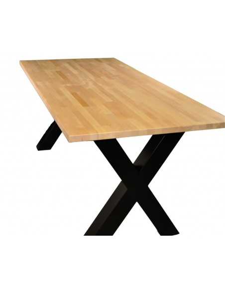 Holztisch mit X-förmigem Metallgestell