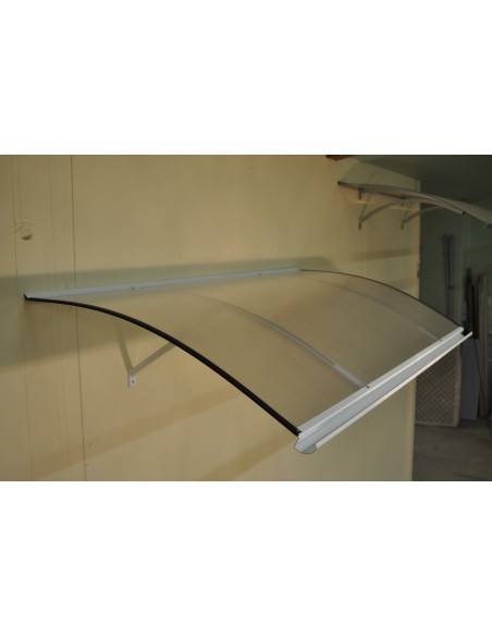 Abfallendes Vordach aus Aluminiumprofilen und Polycarbonatplatte