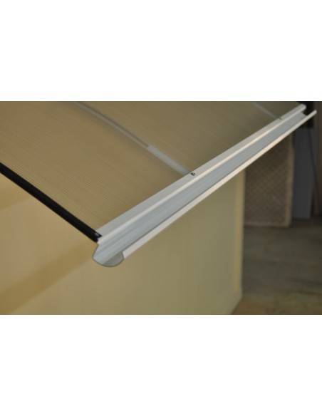 Abfallendes Vordach aus Aluminiumprofilen und Polycarbonatplatte