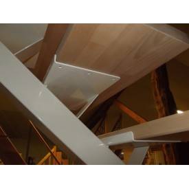 Gerade Treppe mit mittiger Metallwange 2