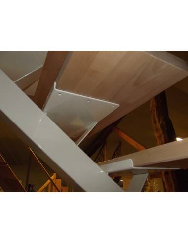 Rechte trap met metalen middenboom