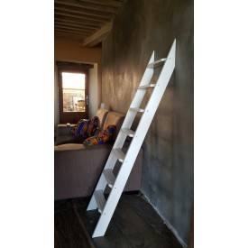 Escalera de haya lacada en blanco