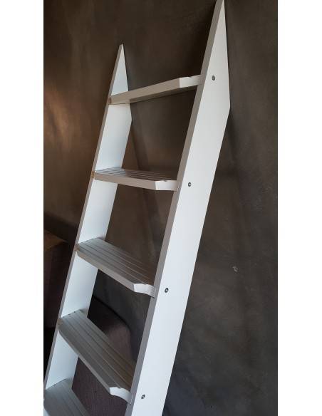 Escalera de haya lacada en blanco