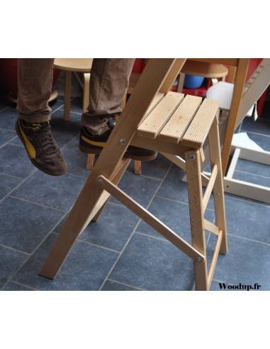 Sgabello in legno + barra d'appoggio