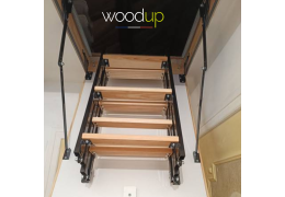 Un escalier escamotable discret et pratique pour accéder aux combles