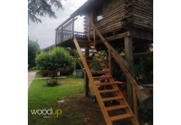 Un escalier en bois qui sublime une cabane perchée