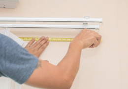 Fixer un rideau sous un plan de travail : top 5 des astuces les plus pratiques