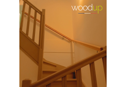 Deux mains courantes en hêtre pour une montée d’escalier élégante et sécurisée