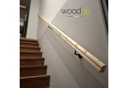 Une main courante en sapin pour une montée d’escalier simple et chaleureuse