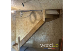 Un escalier en sapin fonctionnel et parfaitement intégré