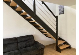Escalier quart tournant sur mesure en sapin avec limons noirs et rampe aluminium