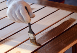 Vernir un plan de travail en bois sans erreurs : nos conseils