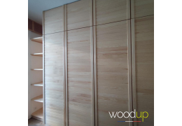 Des portes de placard en bois naturel pour un rangement sur mesure