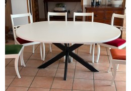 Un plateau de table ovale en hêtre sur mesure au design élégant et contemporain