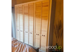 Des portes de placard persiennées pour une chambre élégante et apaisante