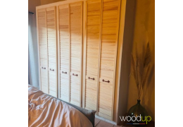 Un placard persienné naturel qui apporte chaleur et élégance à la chambre