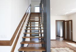 Revêtement pour escalier en bois : 5 matériaux élégants, confortables et sûrs