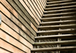 Méthode simple pour recouvrir un vieil escalier en bois