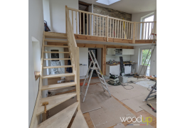 Un escalier ouvert en sapin pour un intérieur lumineux et contemporain